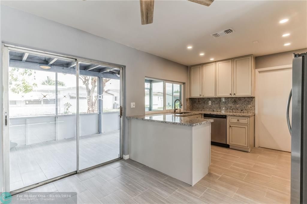 For Sale: $294,900 (2 beds, 1 baths, 861 Square Feet)