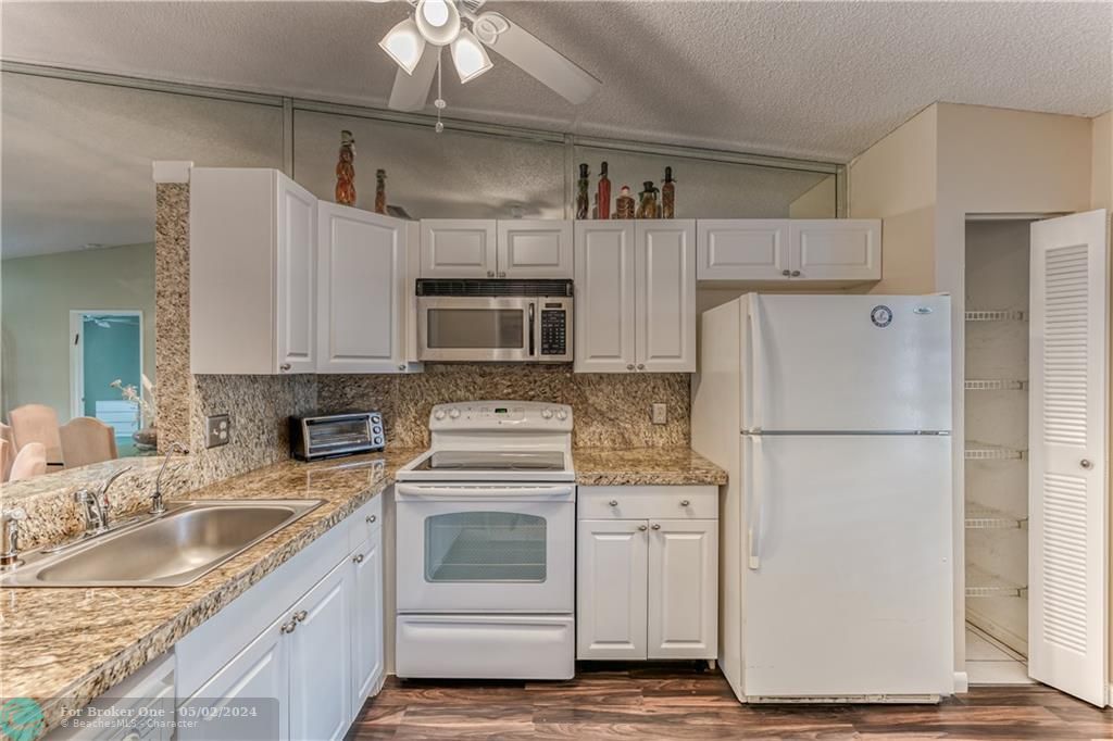 Active With Contract: $249,900 (2 beds, 2 baths, 1200 Square Feet)