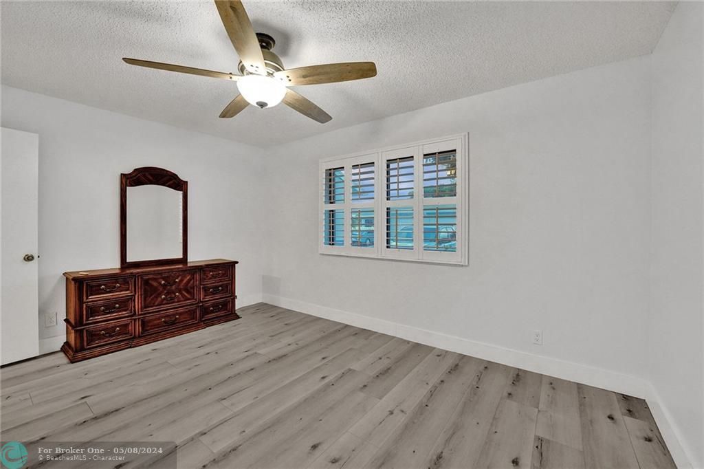 Active With Contract: $279,900 (2 beds, 2 baths, 1388 Square Feet)