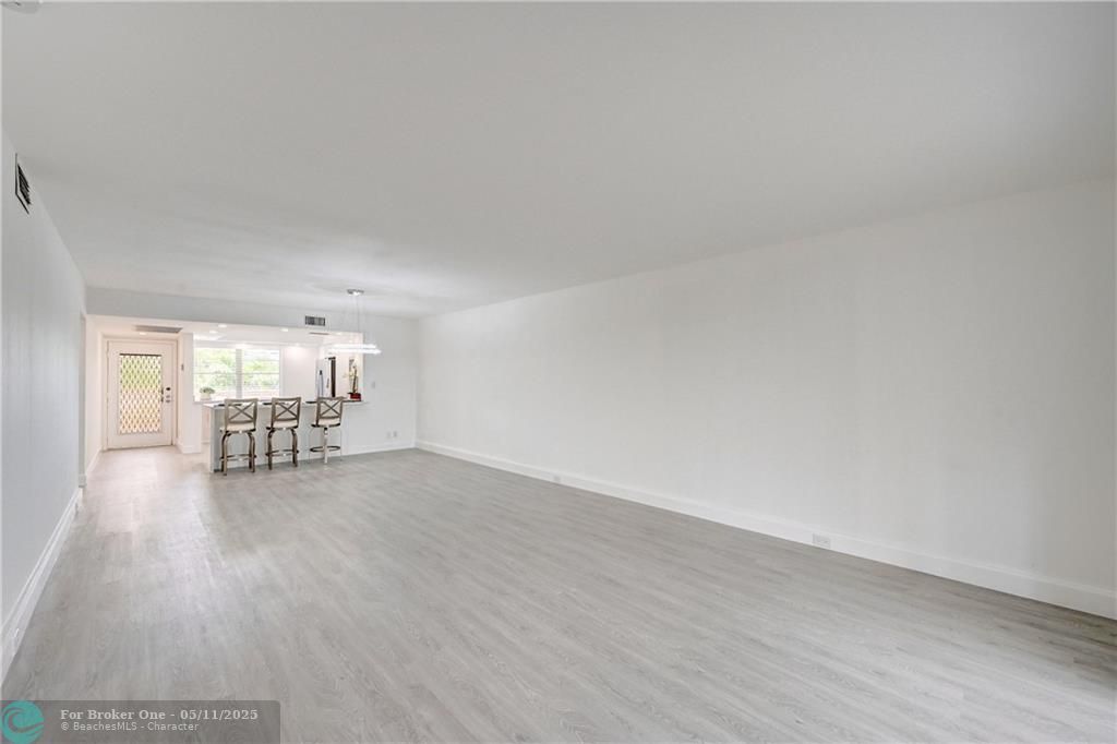For Sale: $365,000 (2 beds, 2 baths, 1180 Square Feet)