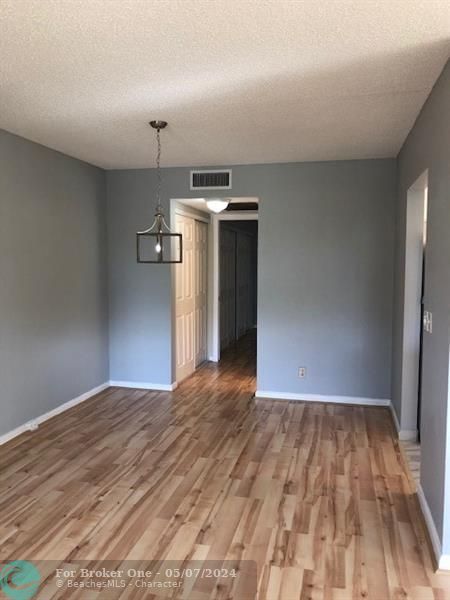 For Rent: $1,400 (1 beds, 1 baths, 708 Square Feet)