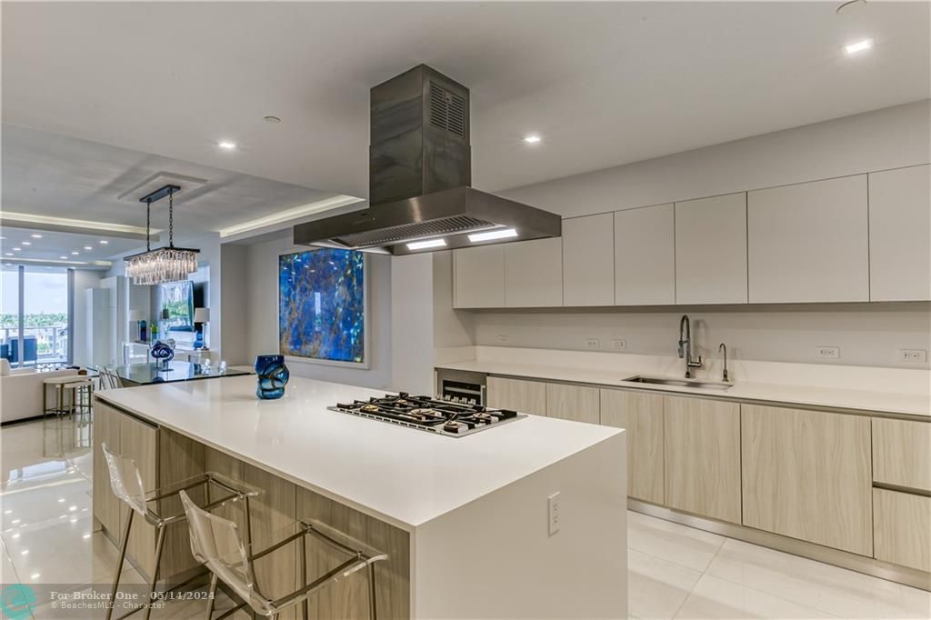 Recently Sold: $3,400,000 (3 beds, 3 baths, 2746 Square Feet)