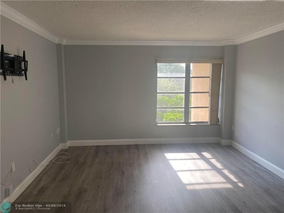 Active With Contract: $1,600 (1 beds, 1 baths, 783 Square Feet)
