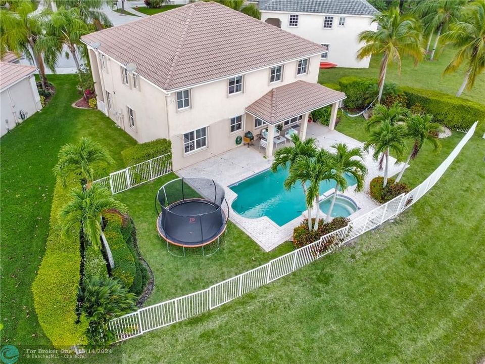 Recently Sold: $1,200,000 (6 beds, 4 baths, 3170 Square Feet)