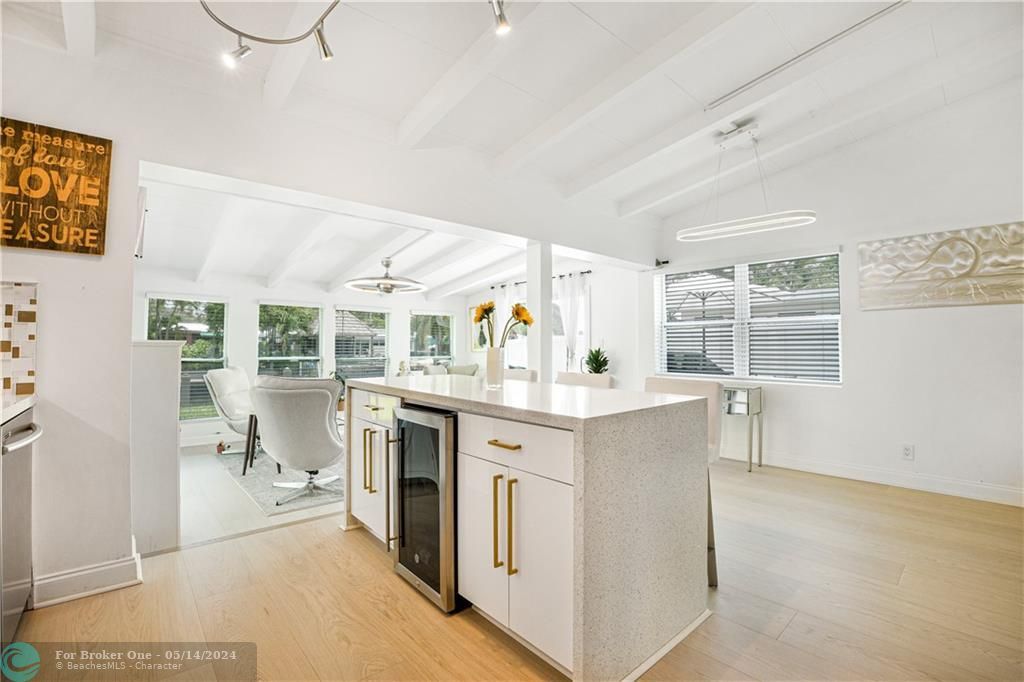 Recently Sold: $895,000 (3 beds, 2 baths, 1429 Square Feet)
