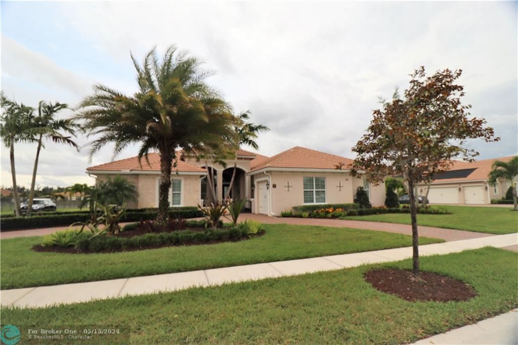 Recently Sold: $2,149,000 (5 beds, 3 baths, 4041 Square Feet)