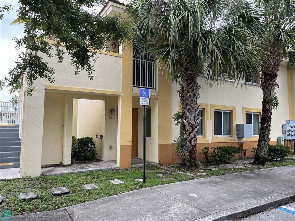 Recently Rented: $2,000 (2 beds, 2 baths, 1005 Square Feet)