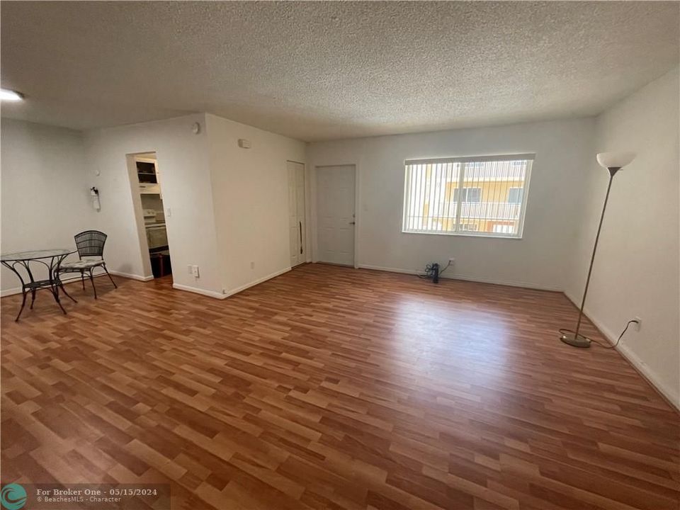 Recently Rented: $1,700 (1 beds, 1 baths, 700 Square Feet)