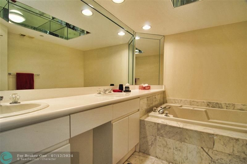 最近租的: $4,200 (1 贝兹, 1 浴室, 1260 平方英尺)