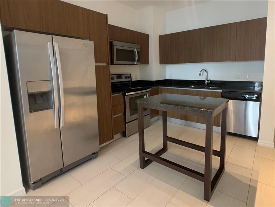 Recently Rented: $2,556 (1 beds, 1 baths, 754 Square Feet)