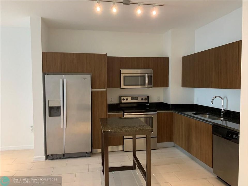 Recently Rented: $2,556 (1 beds, 1 baths, 754 Square Feet)