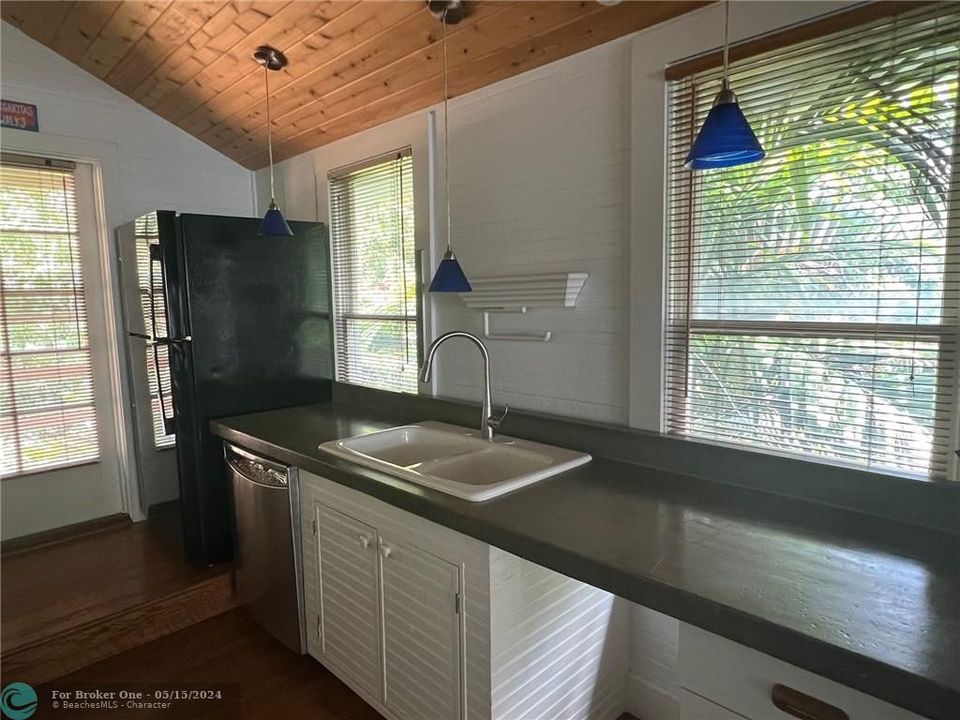 Recently Rented: $3,800 (2 beds, 2 baths, 1424 Square Feet)
