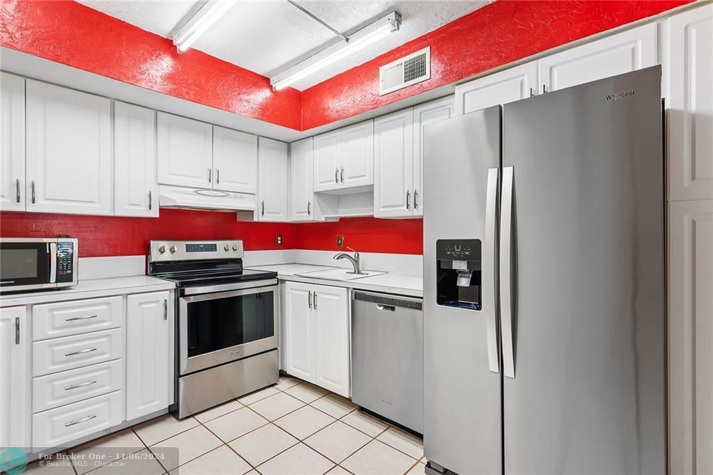 Active With Contract: $100,000 (1 beds, 1 baths, 738 Square Feet)