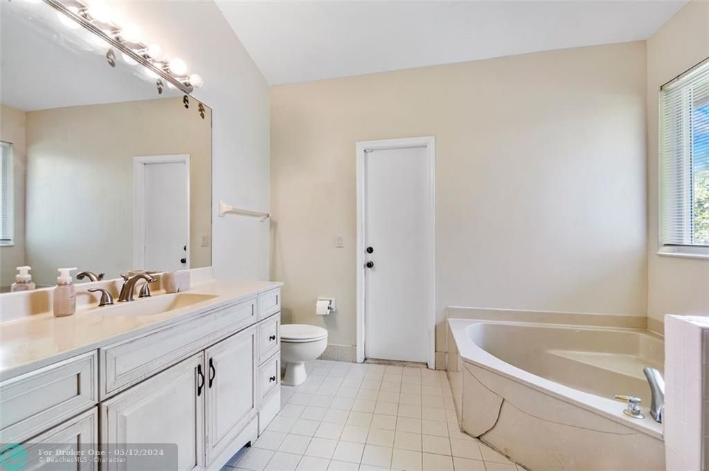 最近售出: $737,000 (4 贝兹, 2 浴室, 2429 平方英尺)