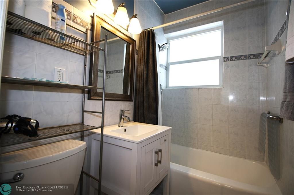 最近售出: $410,000 (1 贝兹, 1 浴室, 724 平方英尺)