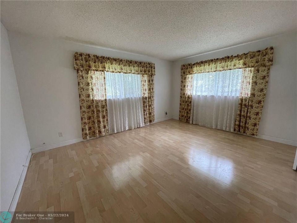 Recently Sold: $215,000 (2 beds, 1 baths, 1065 Square Feet)
