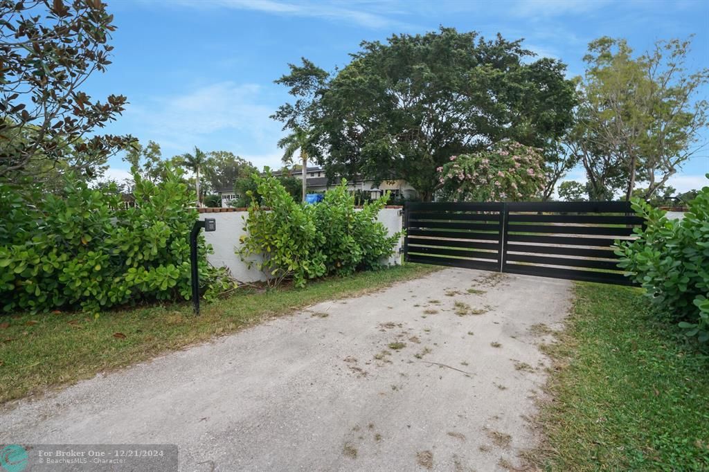 For Sale: $7,400,000 (3 beds, 3 baths, 4742 Square Feet)