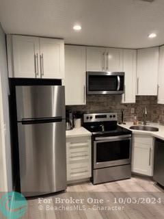 Active With Contract: $2,100 (2 beds, 1 baths, 875 Square Feet)