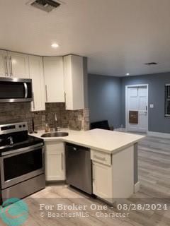 Active With Contract: $2,100 (2 beds, 1 baths, 875 Square Feet)