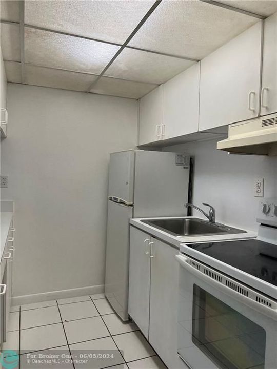 Active With Contract: $1,325 (0 beds, 1 baths, 440 Square Feet)