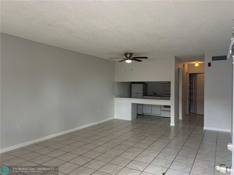 Active With Contract: $1,325 (0 beds, 1 baths, 440 Square Feet)