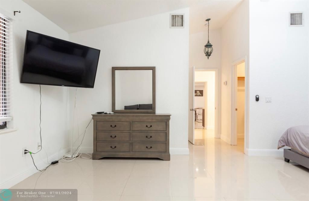 Active With Contract: $4,400 (3 beds, 2 baths, 14586 Square Feet)