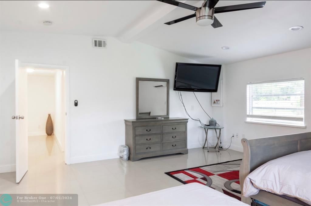 Active With Contract: $4,400 (3 beds, 2 baths, 14586 Square Feet)