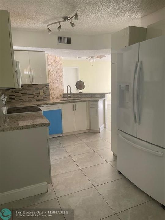 Active With Contract: $2,500 (3 beds, 2 baths, 1166 Square Feet)