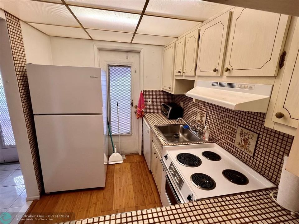For Sale: $109,000 (1 beds, 1 baths, 700 Square Feet)