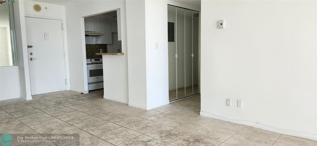 Active With Contract: $340,000 (1 beds, 1 baths, 721 Square Feet)