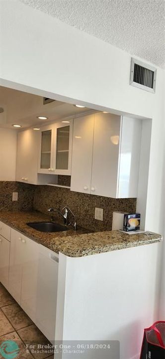 Active With Contract: $340,000 (1 beds, 1 baths, 721 Square Feet)