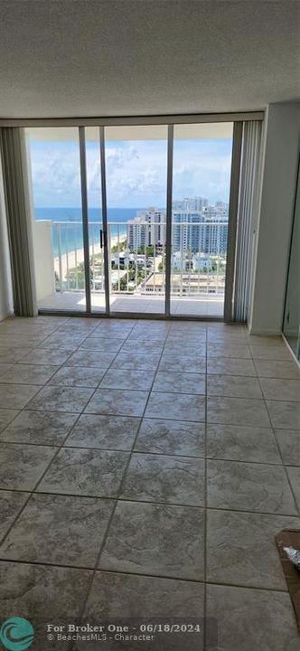 Active With Contract: $340,000 (1 beds, 1 baths, 721 Square Feet)