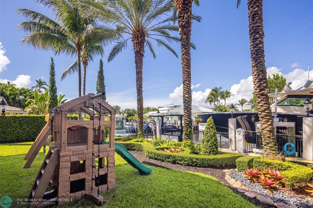 Active With Contract: $9,995,000 (9 beds, 11 baths, 10760 Square Feet)