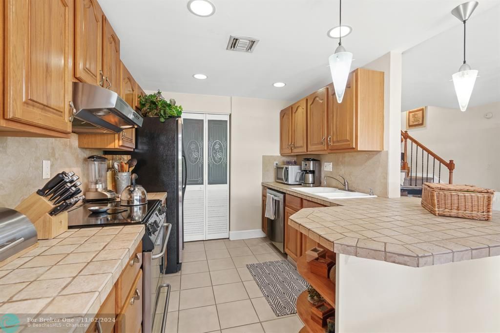 Active With Contract: $439,000 (2 beds, 1 baths, 1035 Square Feet)