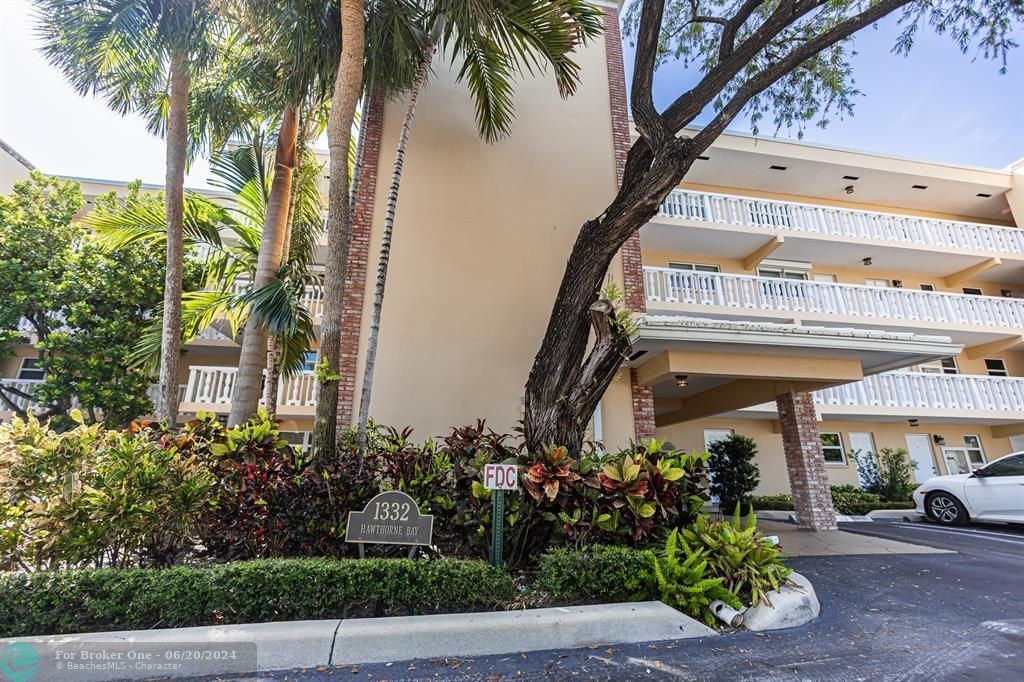Active With Contract: $399,900 (2 beds, 2 baths, 1088 Square Feet)