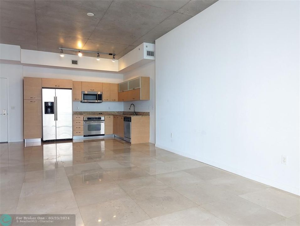 For Sale: $399,000 (1 beds, 1 baths, 775 Square Feet)