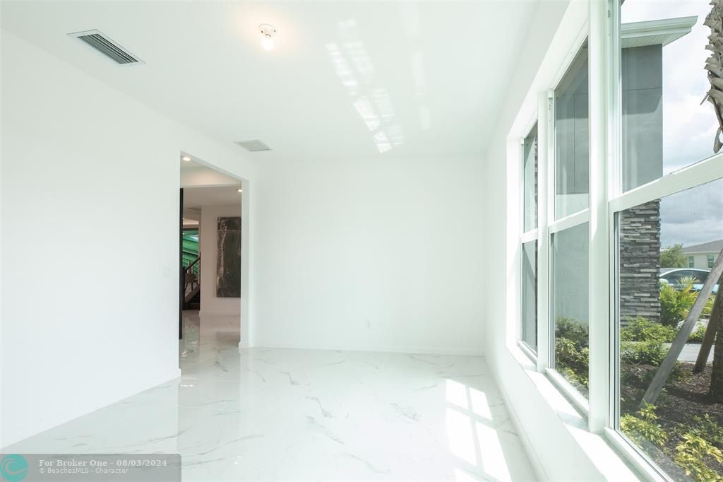 Activo con contrato: $725,000 (4 camas, 2 baños, 3272 Pies cuadrados)