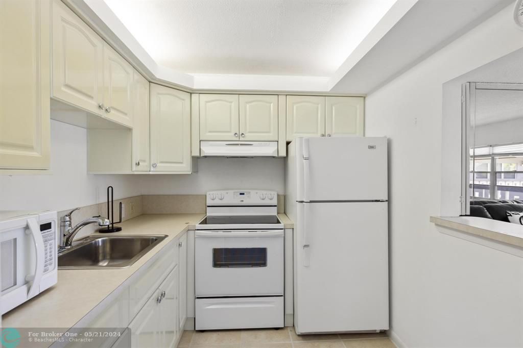 For Sale: $135,000 (1 beds, 1 baths, 715 Square Feet)