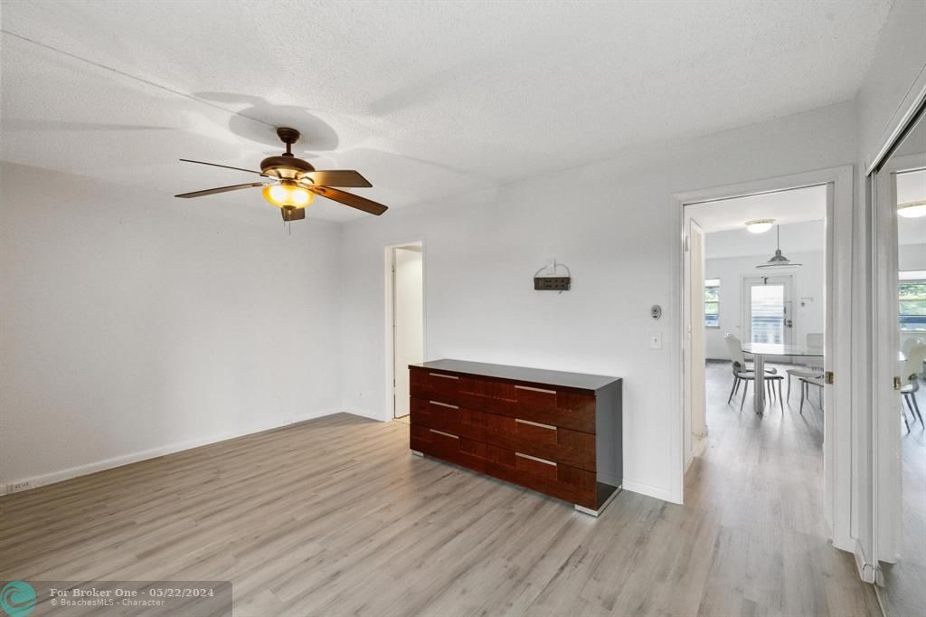 For Sale: $135,000 (1 beds, 1 baths, 715 Square Feet)