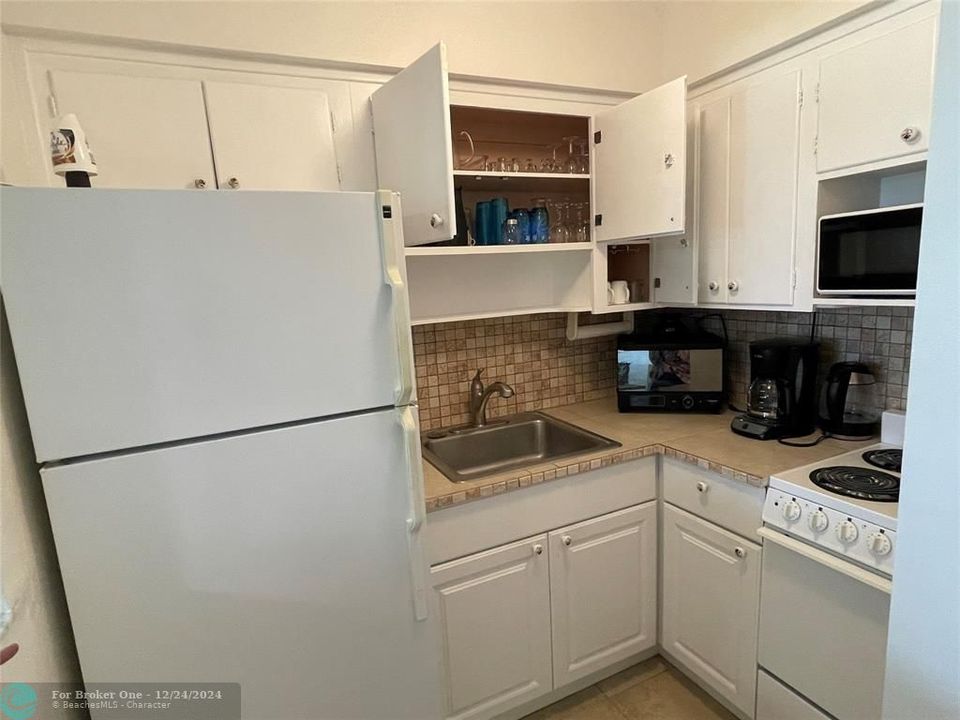 Active With Contract: $120,000 (1 beds, 1 baths, 600 Square Feet)