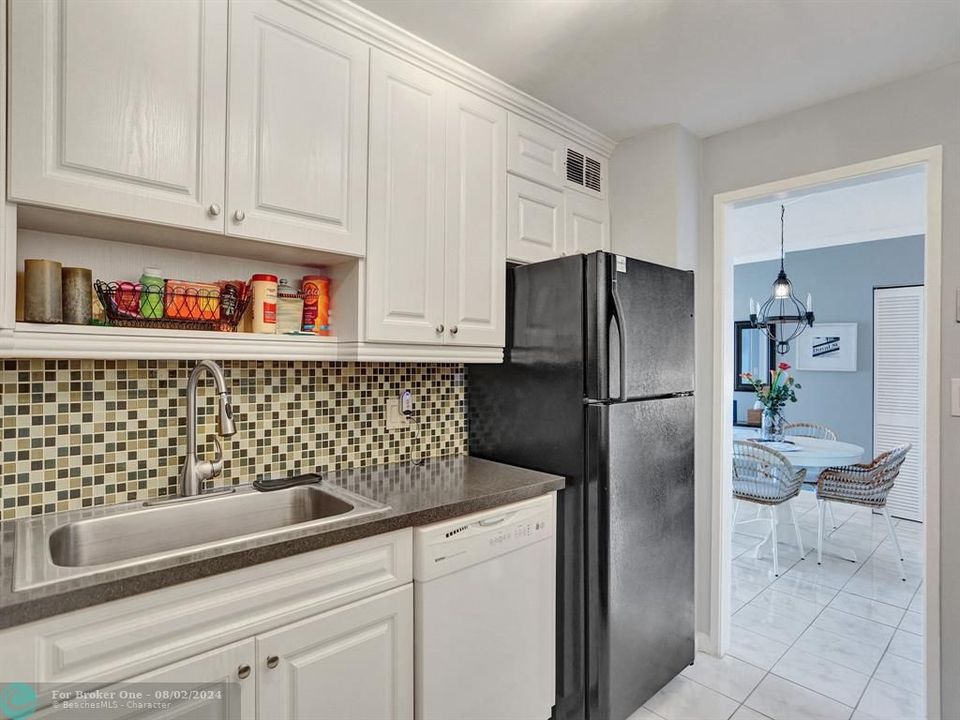 For Sale: $399,000 (2 beds, 2 baths, 1023 Square Feet)