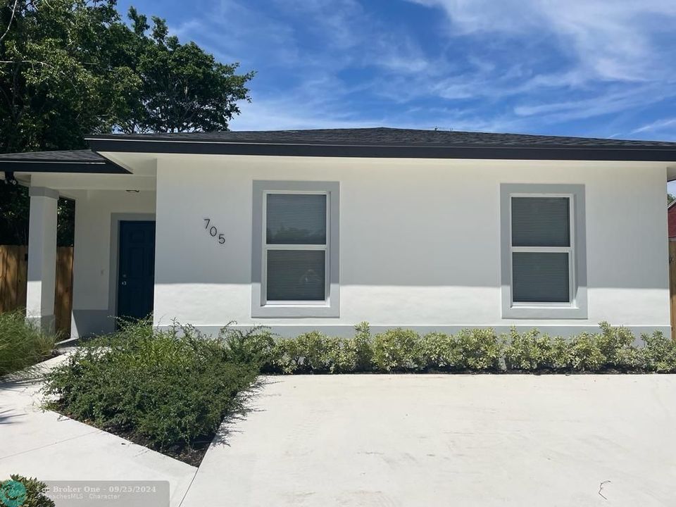 Active With Contract: $3,699 (4 beds, 2 baths, 1489 Square Feet)