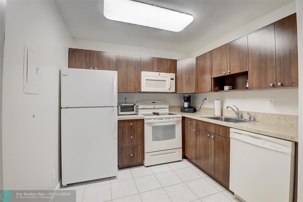 For Sale: $121,900 (1 beds, 1 baths, 760 Square Feet)
