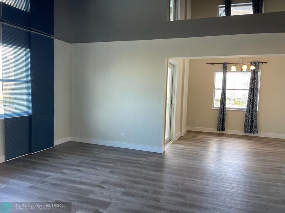 Active With Contract: $2,900 (2 beds, 2 baths, 1500 Square Feet)