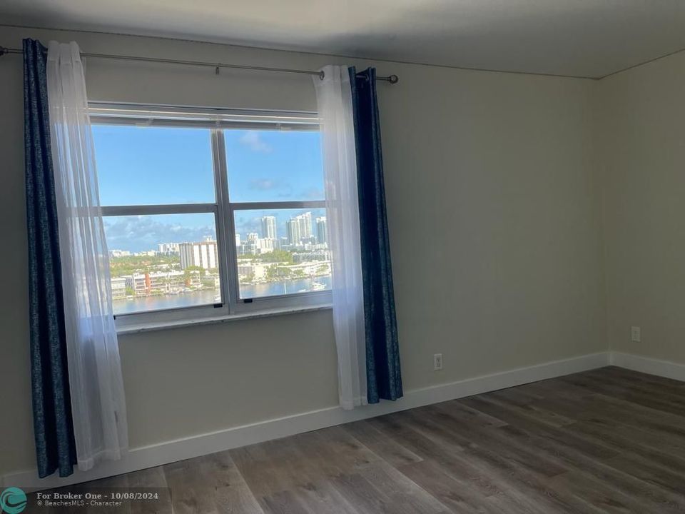 Active With Contract: $2,900 (2 beds, 2 baths, 1500 Square Feet)