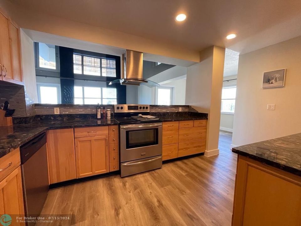 Active With Contract: $2,900 (2 beds, 2 baths, 1500 Square Feet)