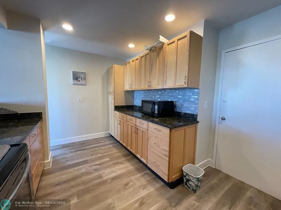 Active With Contract: $2,900 (2 beds, 2 baths, 1500 Square Feet)