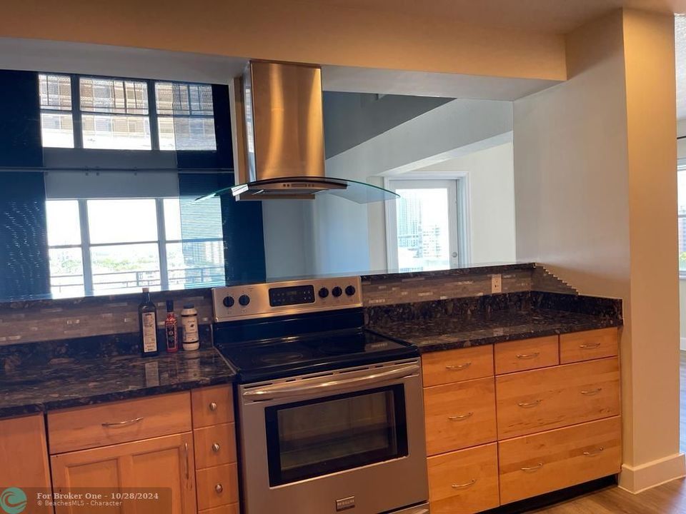 Active With Contract: $2,900 (2 beds, 2 baths, 1500 Square Feet)