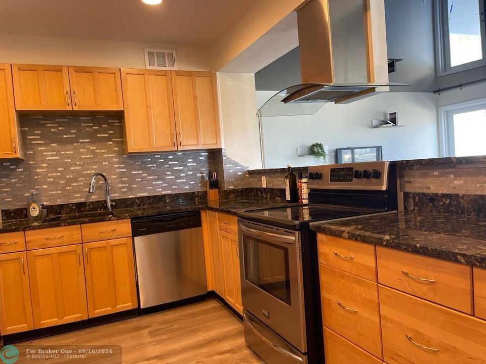 Active With Contract: $2,900 (2 beds, 2 baths, 1500 Square Feet)