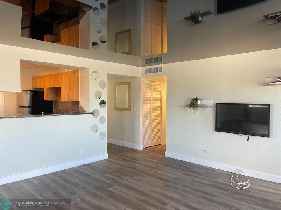 Active With Contract: $2,900 (2 beds, 2 baths, 1500 Square Feet)